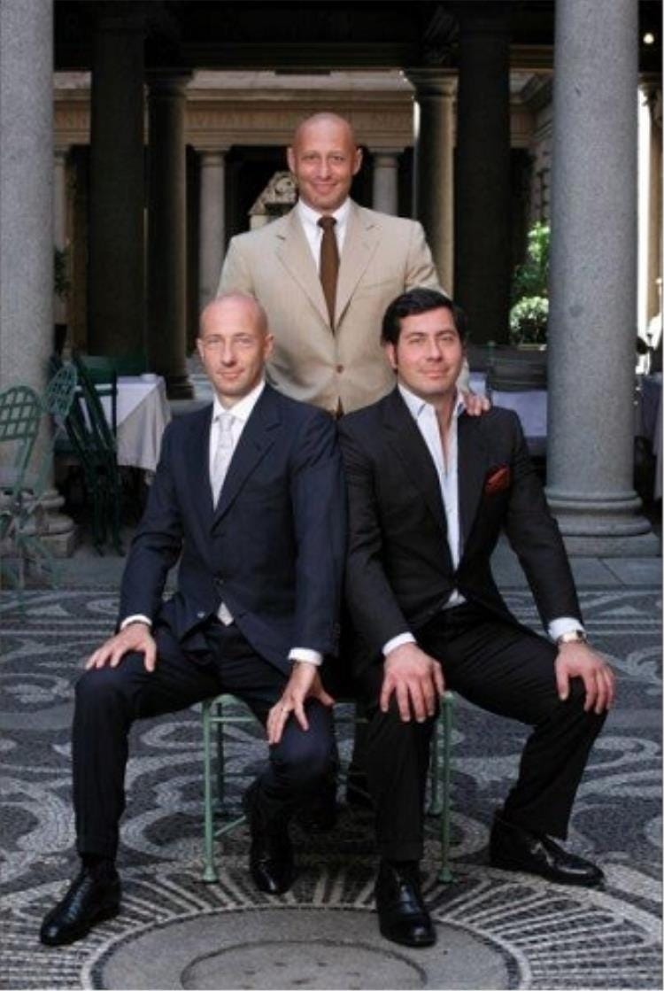 In piedi: Andrea Stoppani; seduti, da sinistra: Stefano e Paolo Stoppani